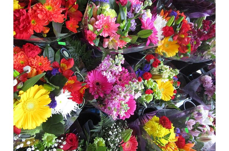 colorful-gerbera-florist-bouquets