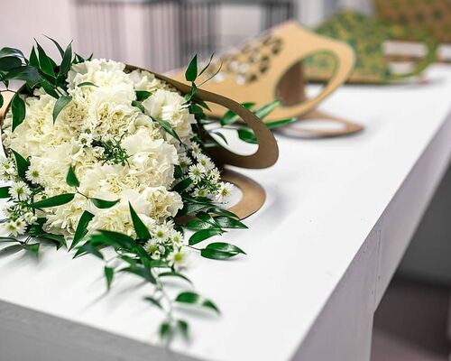 flowers-flora-white-table